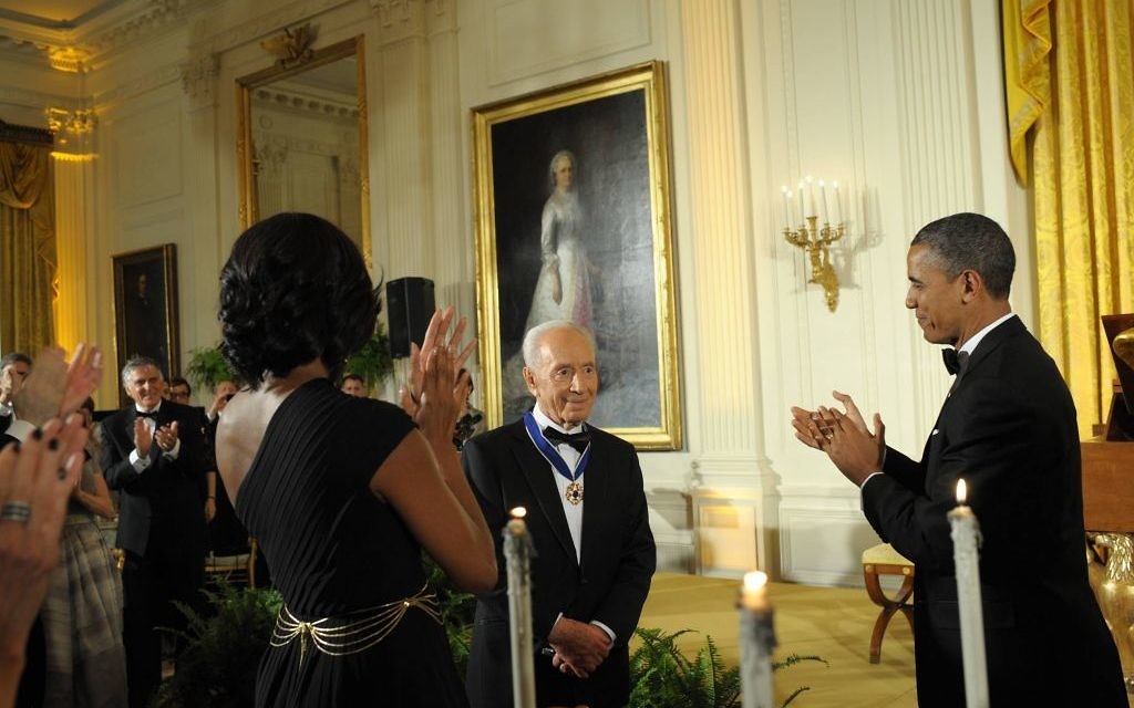 Shimon Peres reçoit la médaille présidentielle de la liberté à la Maison Blanche, en 2012. (Crédit : GPO)