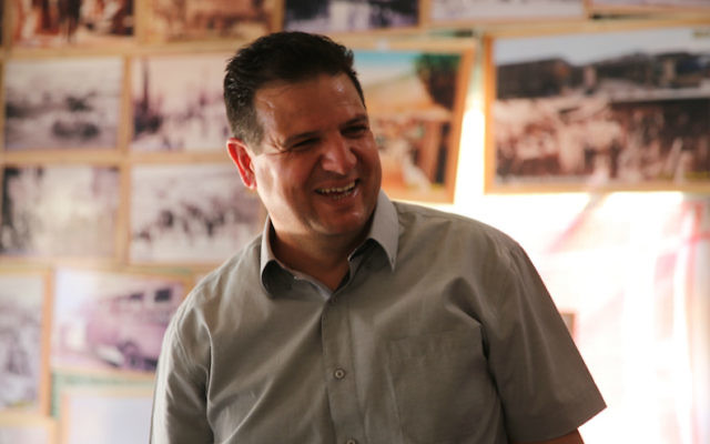Ayman Odeh, dirigeant de la Liste arabe unie. (Crédit : bureau d'Odeh via JTA)