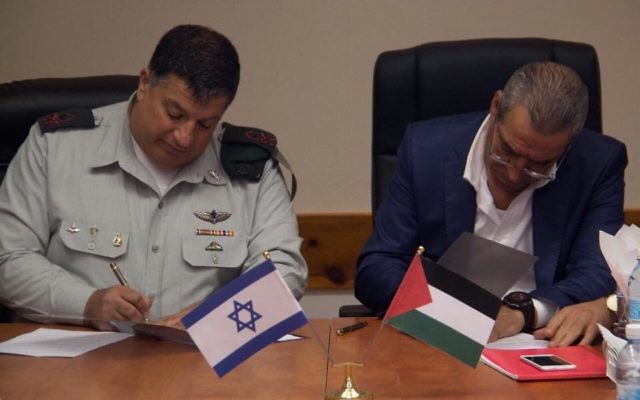 Le général Yoav Mordechai, responsable de la coordination des activités gouvernementales dans les territoires (COGAT), et le ministre de l'AP des Affaires civiles, Hussein al-Cheikh, ont signé un accord améliorant le service postal en Cisjordanie, le 4 septembre 2016. (Crédit : COGAT) Le général Yoav Mordechai, responsable de la coordination des activités gouvernementales dans les territoires (COGAT), et le ministre de l'AP des Affaires civiles, Hussein al-Cheikh, ont signé un accord améliorant le service postal en Cisjordanie, le 4 septembre 2016. (Crédit : COGAT)