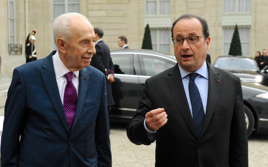 Shimon Peres et François Hollande en mars 2016 à l'Élysée (Crédit : autorisation) Shimon Peres et François Hollande en mars 2016 à l'Élysée (Crédit : autorisation)