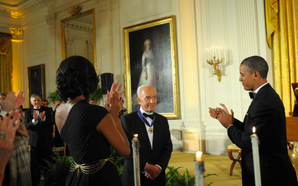 Le président américain Barack Obama (d) l'ex-président israélien Shimon Peres avec la médaille de la liberté à la Maison Blanche à Washington. (Crédit : Amos Ben Gershom/GPO) Le président américain Barack Obama (d) l'ex-président israélien Shimon Peres avec la médaille de la liberté à la Maison Blanche à Washington. (Crédit : Amos Ben Gershom/GPO)