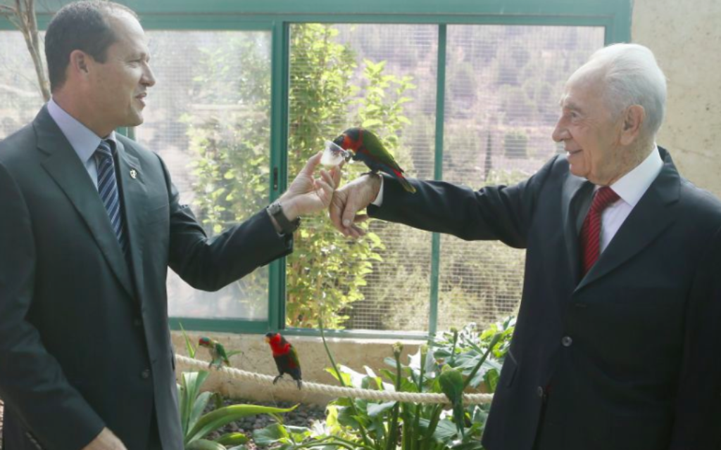 Shimon Peres, alors président, et le maire de Jérusalem, Nir Barkat (à gauche) avec des perroquets au Zoo biblique de la capitale, le 2 juillet 2013. (Crédit : Miriam Alster/Flash90) Shimon Peres, alors président, et le maire de Jérusalem, Nir Barkat (à gauche) avec des perroquets au Zoo biblique de la capitale, le 2 juillet 2013. (Crédit : Miriam Alster/Flash90)