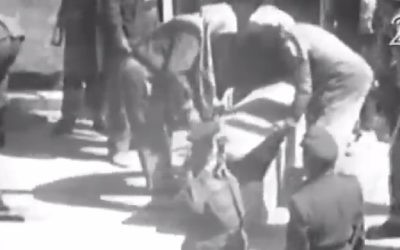 Extrait de la vidéo montrant l'espion israélien Eli Cohen placé dans un cercueil après son exécution par pendaison à Damas, en Syrie, le 18 mai 1965. (Crédit : capture d'écran Deuxième chaîne)