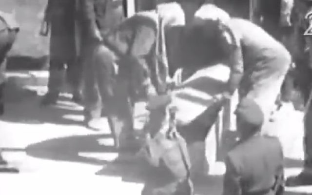 Extrait de la vidéo montrant l'espion israélien Eli Cohen placé dans un cercueil après son exécution par pendaison à Damas, en Syrie, le 18 mai 1965. (Crédit : capture d'écran Deuxième chaîne)