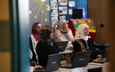 Des femmes musulmanes travaillant sur des ordinateurs (Crédit : Yossi Zamir / Flash90)