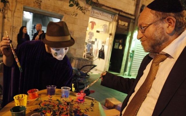 Un ultra-orthodoxe et un artiste pendant le festival annuel "Manofim", à Jérusalem. Illustration. (Crédit : Miriam Alster/Flash90)