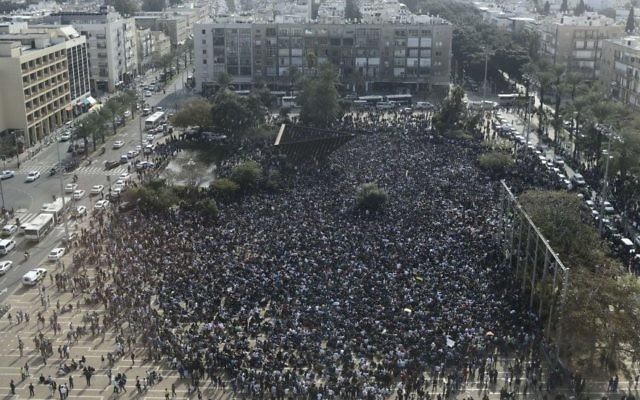 Manifestation place Rabin, dans le centre de Tel Aviv. Illustration. (Crédit : Tomer Neuberg/Flash90)