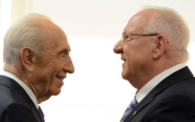 Le président Reuven Rivlin (à droite), et l'ancien président Shimon Peres, après la prestation de serment de Rivlin en tant que dixième président d'Israël, à la Knesset, le 24 juillet 2014. (Crédit : Haim Zach/GPO/Flash90) Le président Reuven Rivlin (à droite), et l'ancien président Shimon Peres, après la prestation de serment de Rivlin en tant que dixième président d'Israël, à la Knesset, le 24 juillet 2014. (Crédit : Haim Zach/GPO/Flash90)