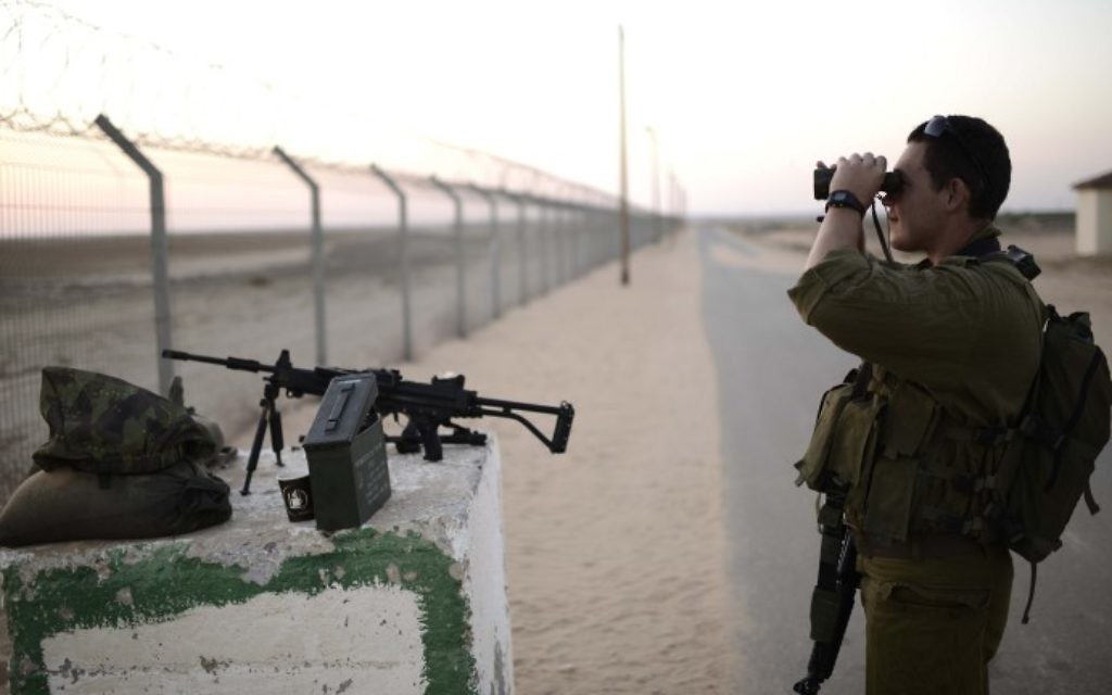 Un soldat israélien de la 10e division regarde avec des jumelles dans la bande de Gaza depuis une commune israélienne voisine, le 7 août 2014. Illustration. (Crédit : Tomer Neuberg/ Flash90) Un soldat israélien de la 10e division regarde avec des jumelles dans la bande de Gaza depuis une commune israélienne voisine, le 7 août 2014. Illustration. (Crédit : Tomer Neuberg/ Flash90)