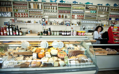 Photo illustrative d'un magasin de nourriture casher. (Crédit : Moshe Shai / FLASH90)