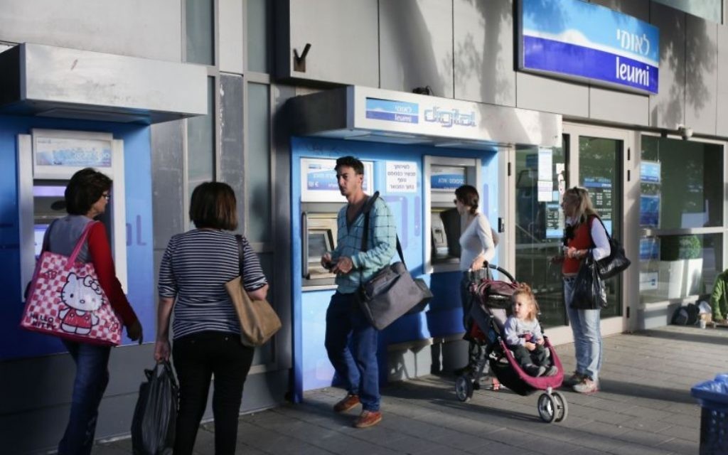 Une branche de la banque israélienne Leumi à Tel Aviv (Crédit : Maxim Dinshtein/Flash90) Une branche de la banque israélienne Leumi à Tel Aviv (Crédit : Maxim Dinshtein/Flash90)