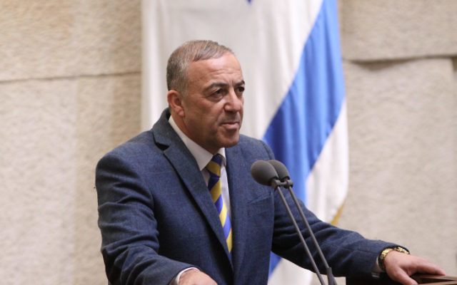 Akram Hasson, député de Koulanou, pendant son serment devant la Knesset, à Jérusalem, le 1er février 2016. (Crédit : Issac Harari/Flash90)
