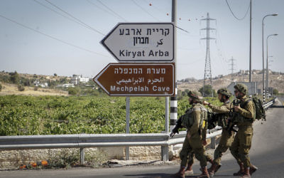 Des soldats israéliens patrouillent près de l'entrée de Kiryat Arba, en Cisjordanie, le 30 juin 2016. (Crédit : Wisam Hashlamoun/Flash90)