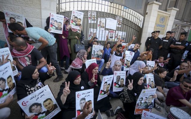 Manifestation de soutien contre la détention administrative des prisonniers palestiniens Bilal Kayed, Muhammad et Mahmud al-Balboul, davnt le siège des Nations unies en Cisjordanie, à Ramallah, le 22 août 2016. (Crédit : Flash90)
