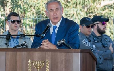 Le Premier ministre Benjamin Netanyahu pendant les funérailles de Herzl Shaul au cimetière de Poria Illit, dans le nord d'Israël, le 4 septembre 2016. (Crédit : Meir Vaknin/Flash90)