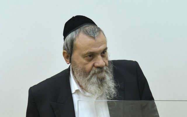 Le rabbin Shimon Sher, membre du conseil municipal de Netanya, est présenté à la Cour des magistrats de Rishon Lezion, le 7 septembre 2016. (Crédit : Avi Dishi/Flash90)