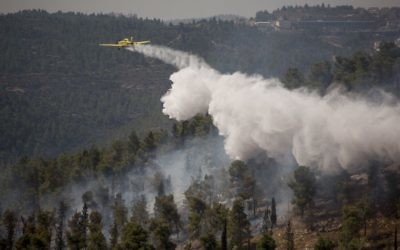 Les avions des pompiers israéliens luttent contre les flammes de la forêt de Jérusalem, le 11 septembre 2016. (Crédit : Yonatan Sindel/Flash90)