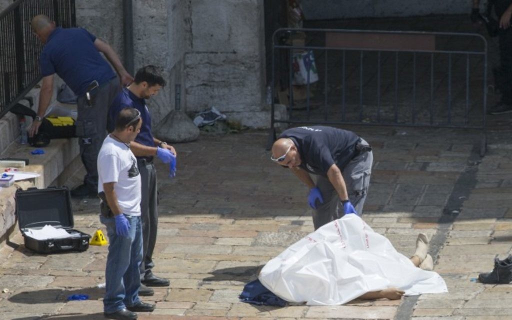 Les forces de sécurité israéliennes près du corps d'un attaquant jordanien sur la scène d'une attaque au couteau porte de Damas, à Jérusalem, le 16 septembre 2016. (Crédit : Yonatan Sindel/Flash90) Les forces de sécurité israéliennes près du corps d'un attaquant jordanien sur la scène d'une attaque au couteau porte de Damas, à Jérusalem, le 16 septembre 2016. (Crédit : Yonatan Sindel/Flash90)