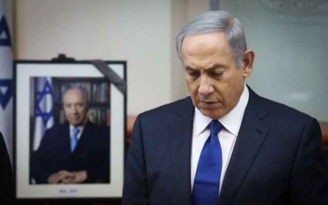 Le Premier ministre Benjamin Netanyahu pendant une minute de silence en hommage à Shimon Peres pendant une session spéciale du cabinet à Jérusalem, le 28 septembre 2016. (Crédit : Marc Israel Sellem/Pool) Le Premier ministre Benjamin Netanyahu pendant une minute de silence en hommage à Shimon Peres pendant une session spéciale du cabinet à Jérusalem, le 28 septembre 2016. (Crédit : Marc Israel Sellem/Pool)
