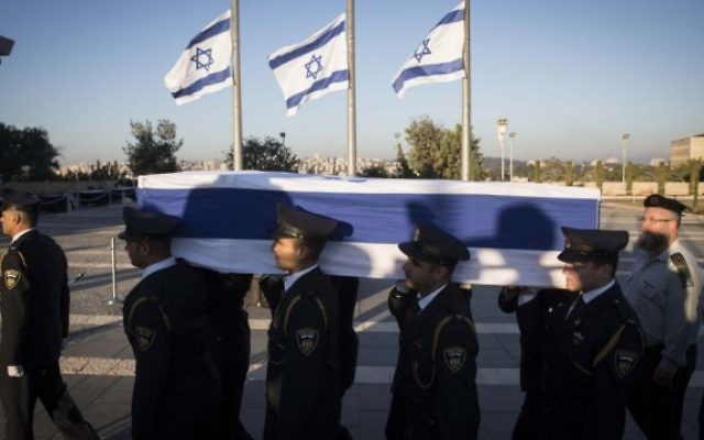 La garde d'honneur porte le cercueil de l'ancien président Shimon Peres à la Knesset, le 29 septembre 2016. (Crédit : Hadas Parush/Flash90)