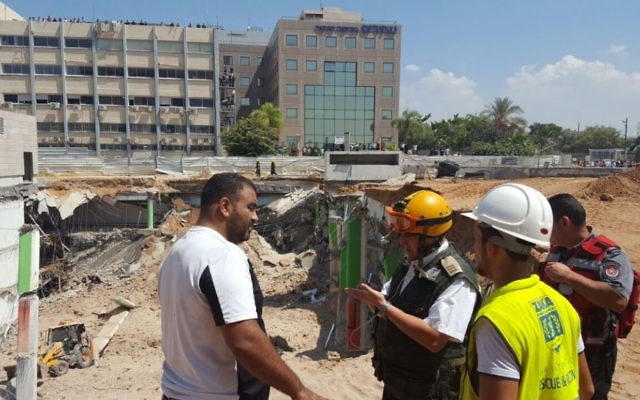 Les équipes de secours sur les lieux de l'effondrement d'un immeuble dans le nord de Tel Aviv, le 5 septembre 2016. (Crédit : ZAKA)