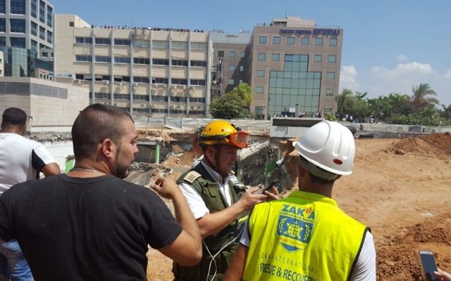 Les équipes de secours sur les lieux de l'effondrement d'un immeuble dans le nord de Tel Aviv, le 5 septembre 2016. (Crédit : ZAKA)