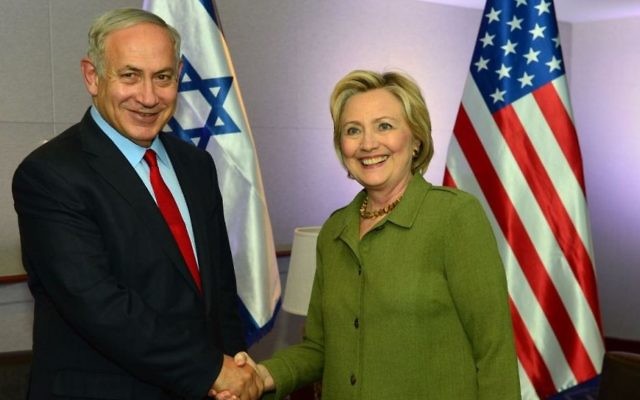 Le Premier ministre Benjamin Netanyahu et Hillary Clinton, alors candidate démocrate à l'élection présidentielle américaine à New York, le 25 septembre 2016. (Crédit : Kobi Gideon/GPO) Le Premier ministre Benjamin Netanyahu et Hillary Clinton, alors candidate démocrate à l'élection présidentielle américaine à New York, le 25 septembre 2016. (Crédit : Kobi Gideon/GPO)