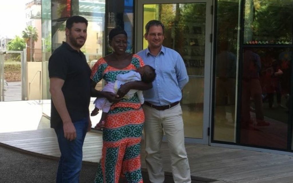 Paul Charney (à gauche) avec Isatou Sillah, qui tient le patient Sanusay Demba à l'hôpital Wolfson à Tel Aviv (Crédit : Autorisation)