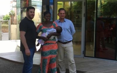 Paul Charney (à gauche) avec Isatou Sillah, qui tient le patient Sanusay Demba à l'hôpital Wolfson à Tel Aviv (Crédit : Autorisation)