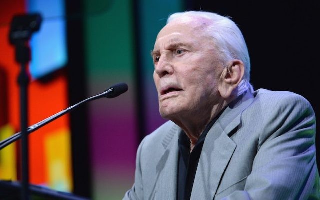 L'acteur Kirk Douglas devant l'ADL le 8 mai 2013. (Crédit : Alberto E. Rodriguez/Getty Images/JTA)