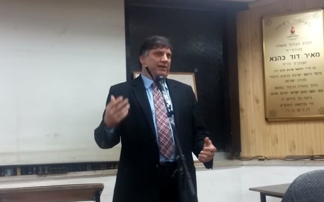 Meir Weinstein, dirigeant de la Ligue de défense juive canadienne, s'exprime pendant une cérémonie de commémoration de la mort du rabbin Meir Kahane, en novembre 2015. (Crédit : capture d'écran YouTube) Meir Weinstein, dirigeant de la Ligue de défense juive canadienne, s'exprime pendant une cérémonie de commémoration de la mort du rabbin Meir Kahane, en novembre 2015. (Crédit : capture d'écran YouTube)