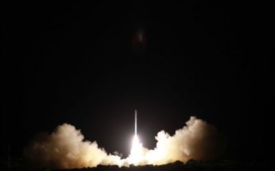 Le lancement du satellite Ofek-10 décollant de la base aérienne Palmachim dans le centre d'Israël le 9 avril 2014 (Crédit : Ministère israélien de la Défense et Israel Aerospace Industries)