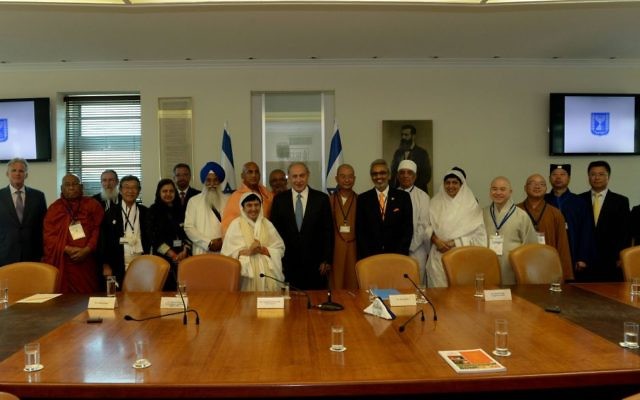 Le Premier ministre Benjamin Netanyahu en compagnie de dirigeants religieux  venus d'Asie de l'Est, le 12 septembre 2016. (Crédit: Haim Zach/GPO)
