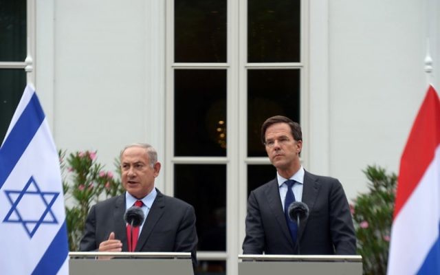 Rencontre entre le Premier ministre Benjamin Netanyahu et le Premier ministre néerlandais, Mark Rutte, aux Pays-Bas, le 6 septembre 2016. (Crédit : Amos Ben-Gershom/GPO)