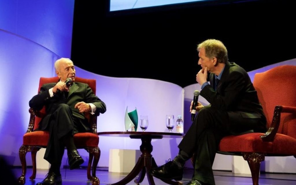 Shimon Peres et David Horovitz au gala du Times of Israël, au Waldorf Astoria, à New York, le 15 février 2015. (Crédit : Perry Bindelglass/Times of Israel)