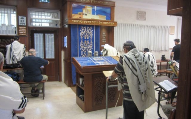 Un homme prie dans une synagogue. Illustration. (Crédit : Ben Sales/JTA) Un homme prie dans une synagogue. Illustration. (Crédit : Ben Sales/JTA)