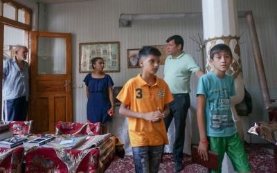 Illustration : Shirin Yakubov visite la synagogue principale de Boukhara, en Ouzbékistan, avec son fils, un ami de son fils et deux gardiens musulmans, le 9 septembre 2016. (Crédit : Cnaan Liphshiz/JTA)