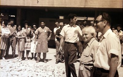 Shimon Peres et David Ben Gurion visitent le réacteur nucléaire de Dimona, dans le sud d'Israël. (Crédit : archives du ministère de la Défense) Shimon Peres et David Ben Gurion visitent le réacteur nucléaire de Dimona, dans le sud d'Israël. (Crédit : archives du ministère de la Défense)