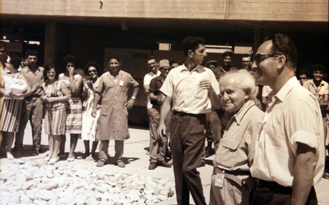 Shimon Peres et David Ben Gurion visitent le réacteur nucléaire de Dimona, dans le sud d'Israël. (Crédit : archives du ministère de la Défense) Shimon Peres et David Ben Gurion visitent le réacteur nucléaire de Dimona, dans le sud d'Israël. (Crédit : archives du ministère de la Défense)