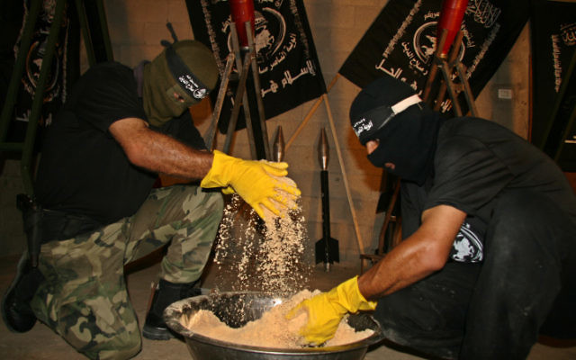 Des Palestiniens en train de fabriquer des explosifs, des mortiers et des roquettes (Crédit : Ashraf Amra/propaimages/Flash90)