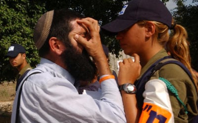 Un résident juif d'une implantation argumente avec une soldate pendant le désengagement de la bande de Gaza, le 17 août 2005. (Crédit : Yossi Zamir/Flash90) Un résident juif d'une implantation argumente avec une soldate pendant le désengagement de la bande de Gaza, le 17 août 2005. (Crédit : Yossi Zamir/Flash90)