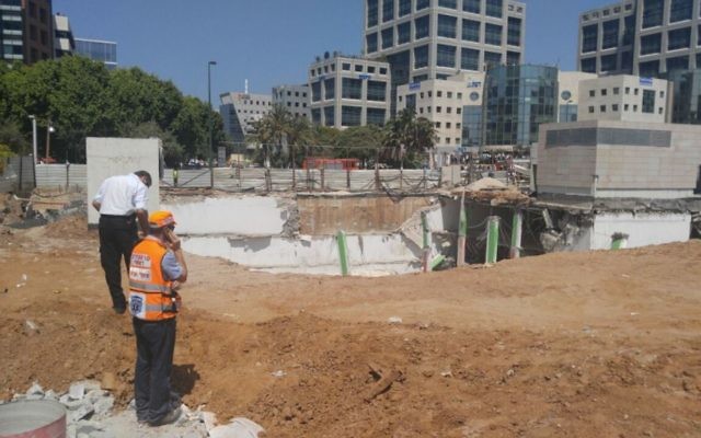Les équipes de secours sur les lieux de l'effondrement d'un immeuble dans le nord de Tel Aviv, le 5 septembre 2016. (Crédit : United Hatzalah)