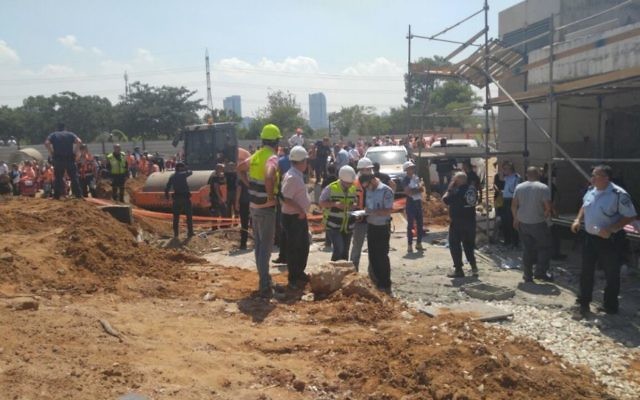 Les équipes de secours sur les lieux de l'effondrement d'un immeuble dans le nord de Tel Aviv, le 5 septembre 2016. (Crédit : United Hatzalah)