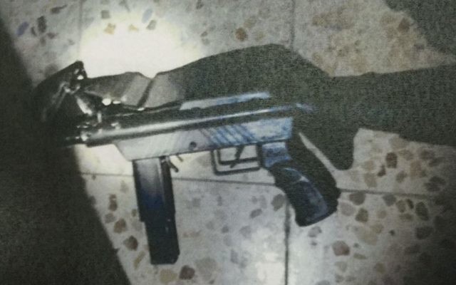 Arme semi-automatique artisanale de type Carlo saisie par le Shin Bet pendant des opérations à Hébron et Yattir, en septembre 2016. (Crédit : Shin Bet)