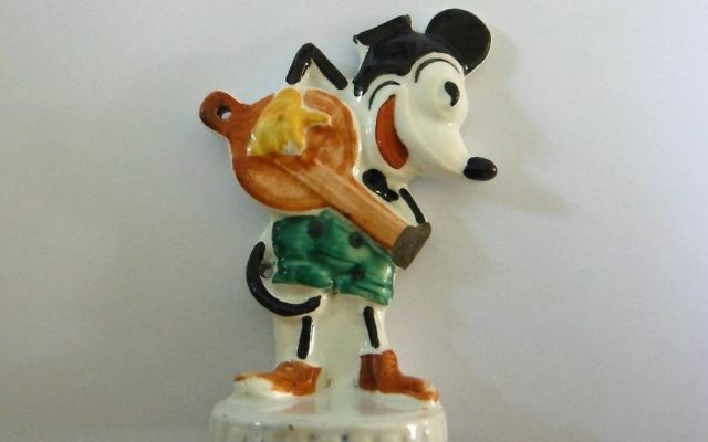 Une figurine en porcelaine de Mickey retrouvée par des fermiers près du camp d'extermination nazi d'Auschwitz, en Pologne. (Crédit : AFP/Ivo Kopijasz) Une figurine en porcelaine de Mickey retrouvée par des fermiers près du camp d'extermination nazi d'Auschwitz, en Pologne. (Crédit : AFP/Ivo Kopijasz)