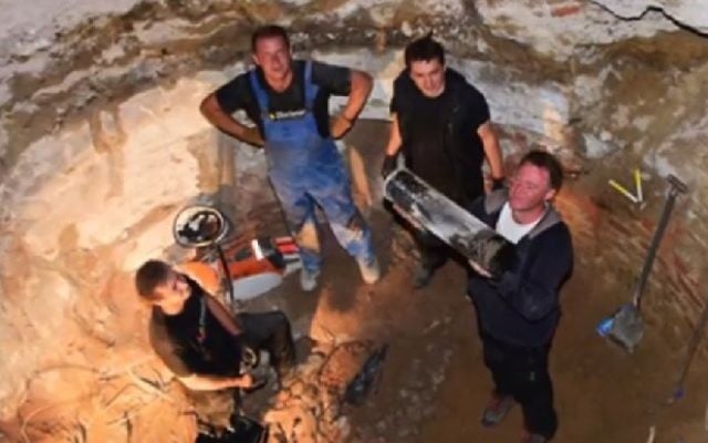 Des archéologues ont découvert en Pologne une capsule temporelle datant de 1934 et contenant des photos d'Adolf Hitler, des journaux, et d'autres objets. (Crédit : capture d'écran)