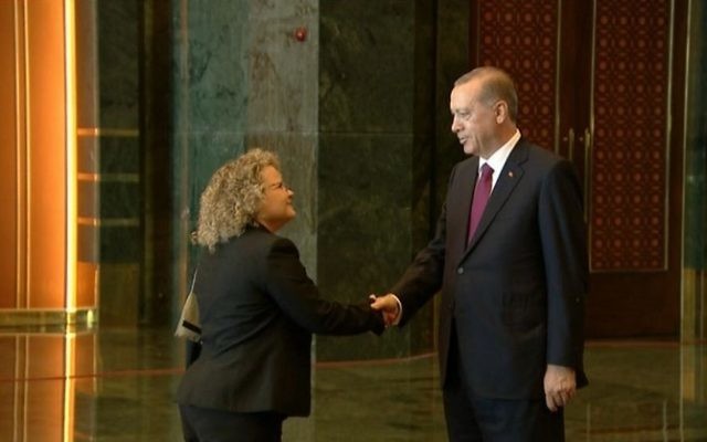 Shani Cooper, attachée diplomatique de la mission israélienne à Ankara, serre la main du président turc Recep Tayyip Erdogan pendant une réception dans la capitale turque, le 30 août 2016. (Crédit : présidence turque) Shani Cooper, attachée diplomatique de la mission israélienne à Ankara, serre la main du président turc Recep Tayyip Erdogan pendant une réception dans la capitale turque, le 30 août 2016. (Crédit : présidence turque)