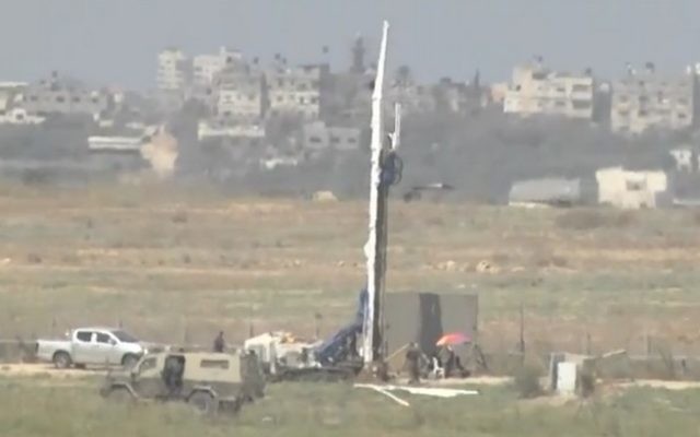 Travaux de construction d'une barrière de sécurité souterraine pour déjouer les attaques de terroristes palestiniens à la frontière avec Gaza, en septembre 2016. (Crédit : capture d'écran Ynet)