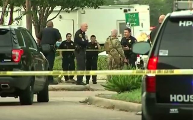 Scène d'une fusillade à Houston, au Texas. Un homme armé a blessé neuf personnes avant d'être abattu, le 26 septembre 2016. (Crédit : capture d'écran YouTube) Scène d'une fusillade à Houston, au Texas. Un homme armé a blessé neuf personnes avant d'être abattu, le 26 septembre 2016. (Crédit : capture d'écran YouTube)