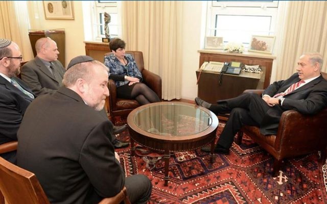 L'une des nombreuses réunions de négociation ayant précédé l'accord du mur Occidental de janvier 2016. Sont présents le Premier ministre Benjamin Netanyahu, l'ancien secrétaire du cabinet Avichai Mandelblit (en veste noire), le rabbin Steven Wernick, dirigeant du mouvement Masorti, le directeur exécutif du mouvement Masorti Yizhar Hess (en lunettes) et la rabbin Julie Schonfeld, qui dirige l'Assemblée rabbinique du mouvement Masorti. (Crédit : Yizhar Hess)